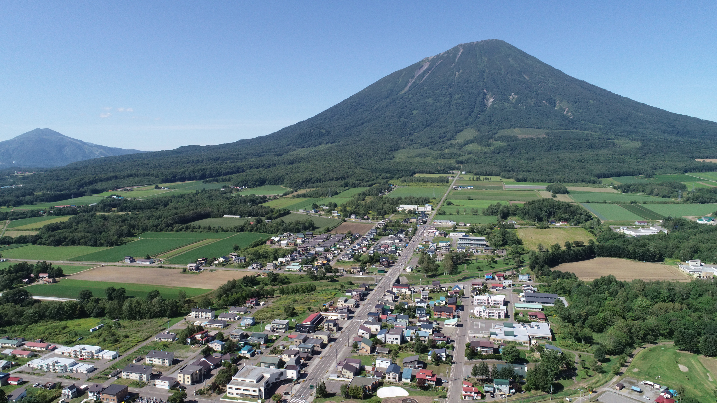 羊蹄山の南麓に広がる真狩村の俯瞰