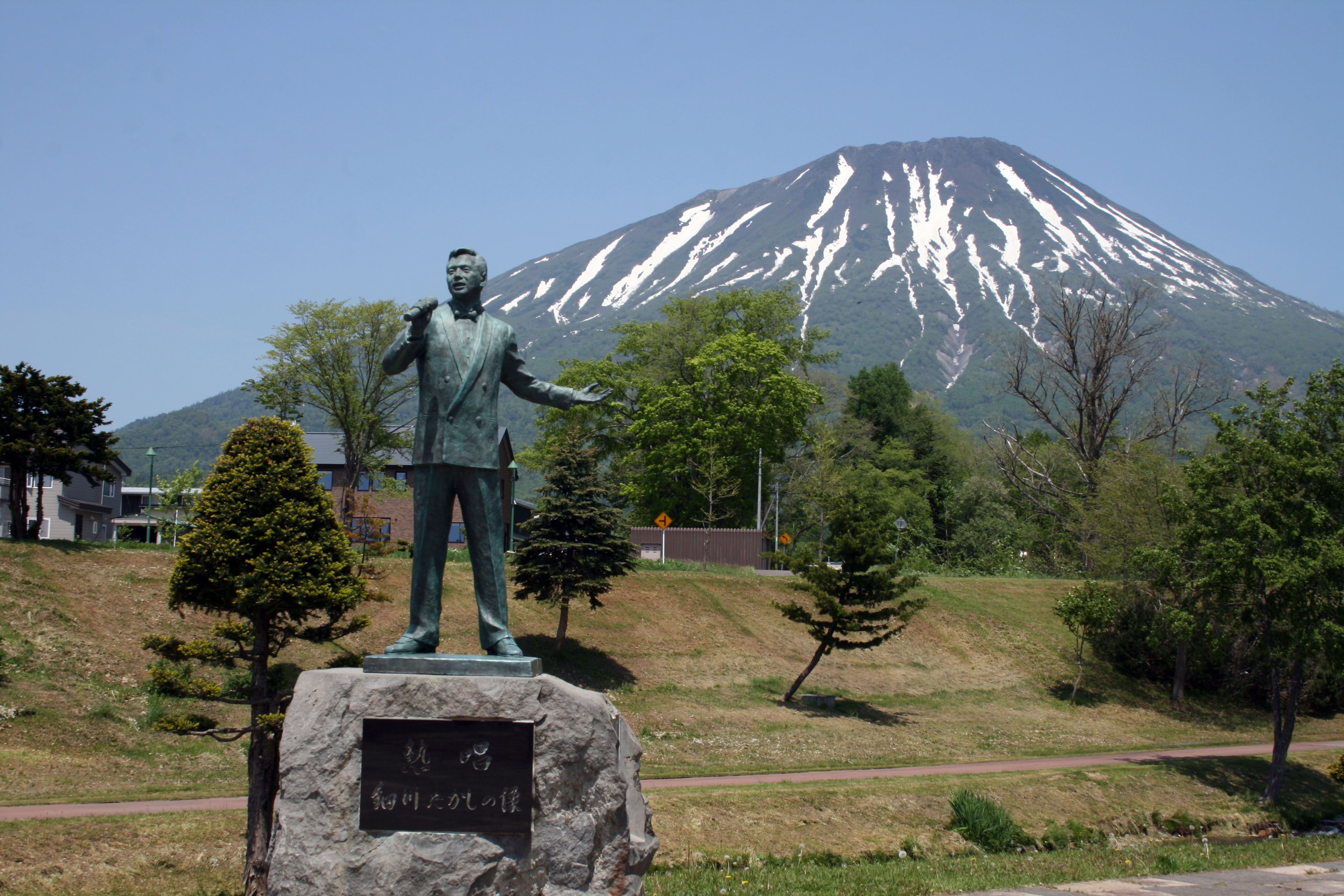 羊蹄山を背にした細川たかし記念像