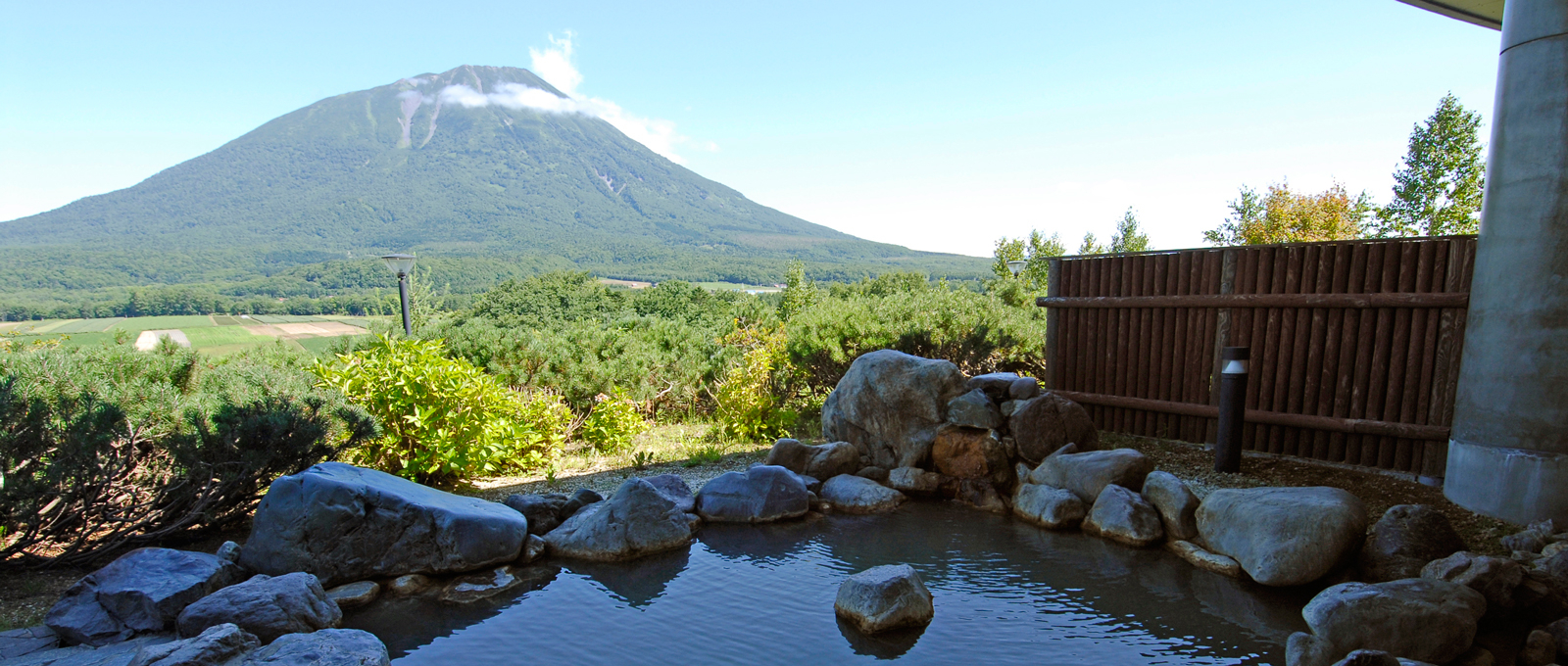 羊蹄山を望むまっかり温泉の露天風呂