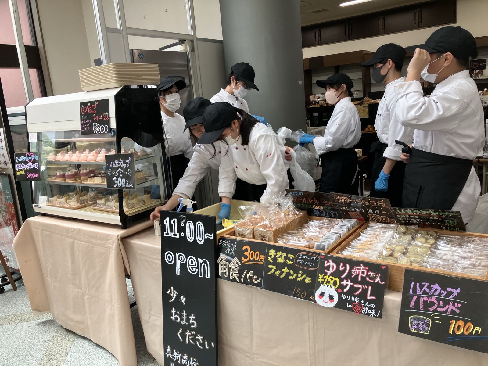 道の駅で開かれる真狩高校製菓コースのスイーツ販売会