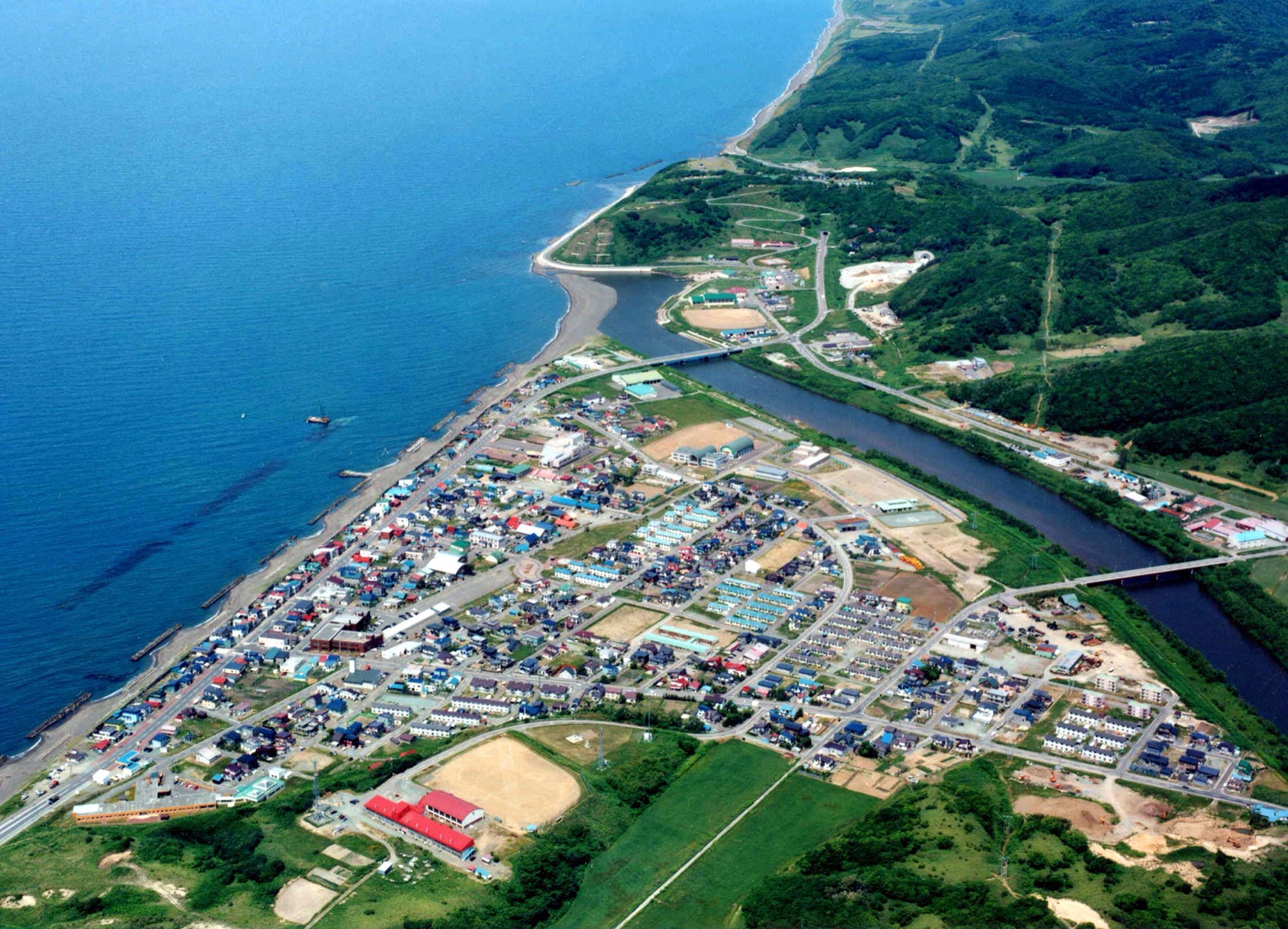 日本海に沿って広がる小平町市街地の空撮